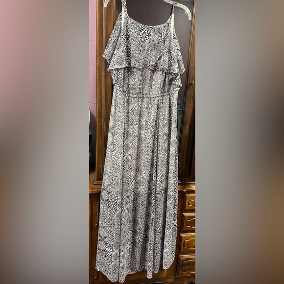 Torrid Dresses & Skirts - TORRID SZ 1  BLACK AND WHITE LONG LINED MAXI DRESS *BRAND NEW*